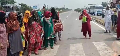 cm-ke god liye gao me mahilao ne hisar chandigarh marg per lgaya jaam