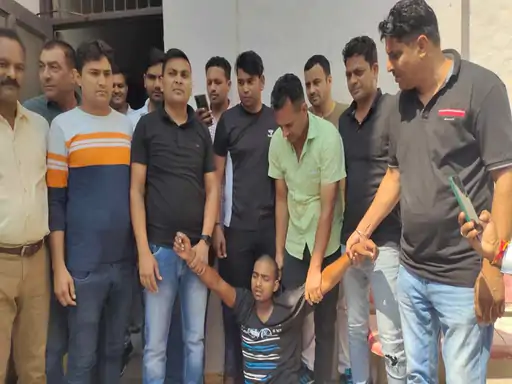 karnal-shochalye ki khidki se kudkar bhagne wala badmas hatiyar sahit kaabu