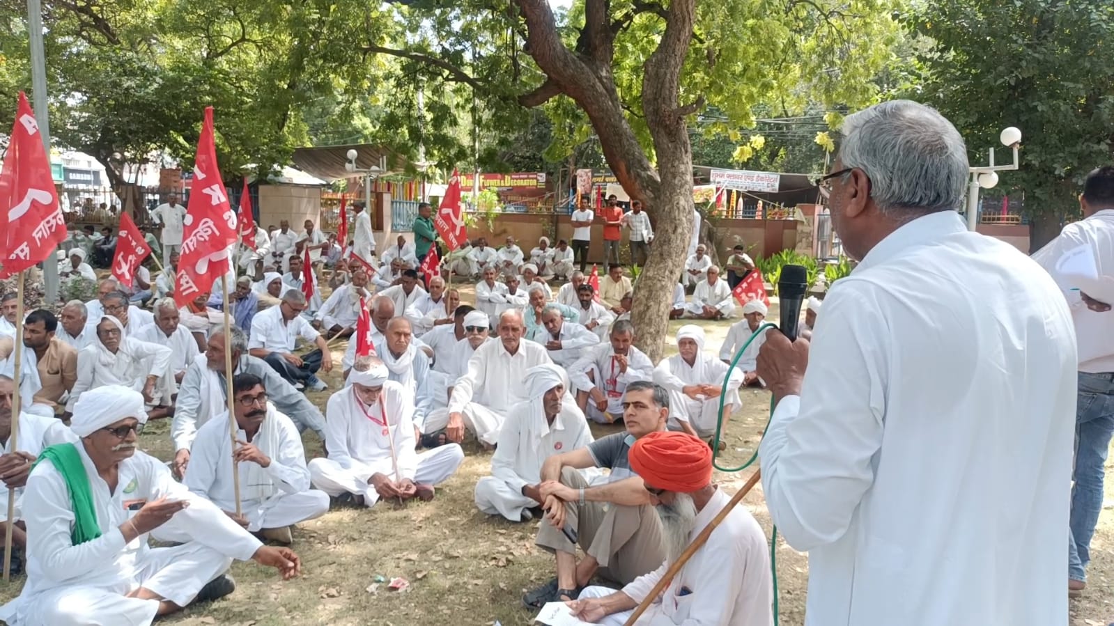 hisar-me kisano ne jila ki sukha grust ko ghosit krne ki maang ko lekar kiya perdarshan