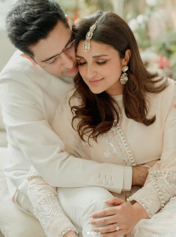 Parineeti-Raghav Wedding First Photo: शादी के बाद Husband Raghav Chadha के साथ सामने आई Parineeti Chopra की पहली तस्वीर 6 Screenshot 365