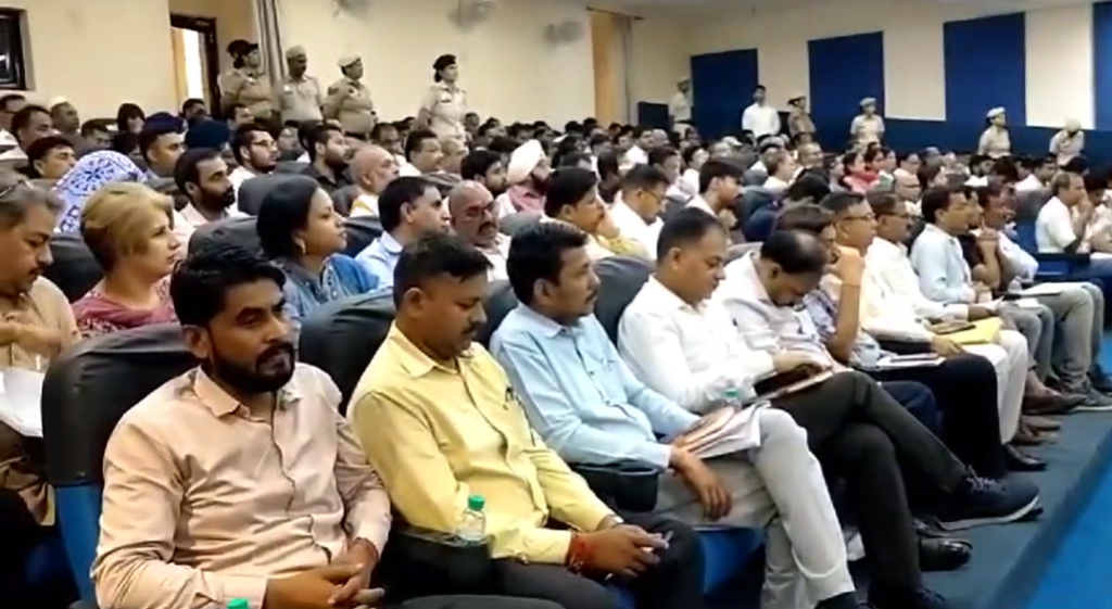 Faridabad : कष्ट निवारण मीटिंग में मुख्यमंत्री ने की बड़ी घोषणा, मास्टर प्लान के तहत व्यवस्थित ढंग से विकसित होगा शहरी क्षेत्र 2 Screenshot 475