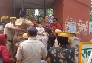 ambala-me asha worker se giraftaari ke bad yamunanagar me bhi asha worker ne jamkar kata bwaal police or asha worker ke beach hue dhkka mukki