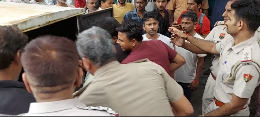 Rohtak : एक ही चिता पर किया परिवार का अंतिम संस्कार, पत्नी-बेटी की हत्या के बाद संदीप ने बेटे सहित ट्रेन के आगे की थी आत्महत्या 3 Screenshot 612