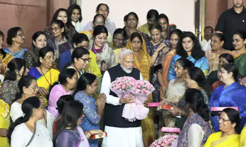 pm-ne karyalye pahunchte he mahilaao ke chuye pair diya dhanyewaad bhajpa karyalye me mna jashan