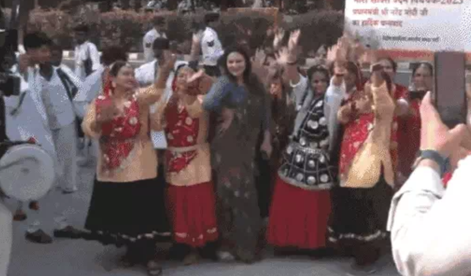 PM ने कार्यालय पहुंचते ही महिलाओं के छुए पैर दिया धन्यवाद, भाजपा कार्यालय में मना जश्न 2 Screenshot 674