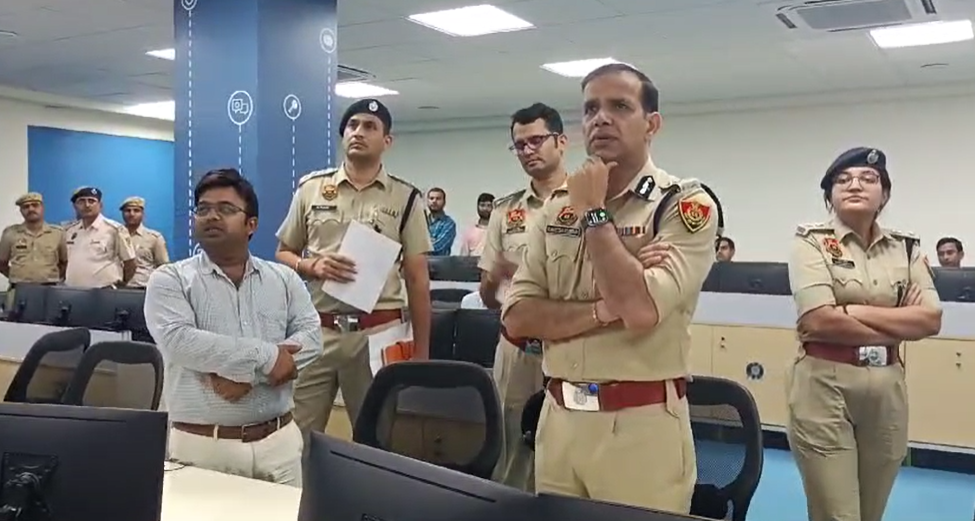 police-aayukt smart city faridabad karyalye me cctv camero ki monitaring ka liya jayja