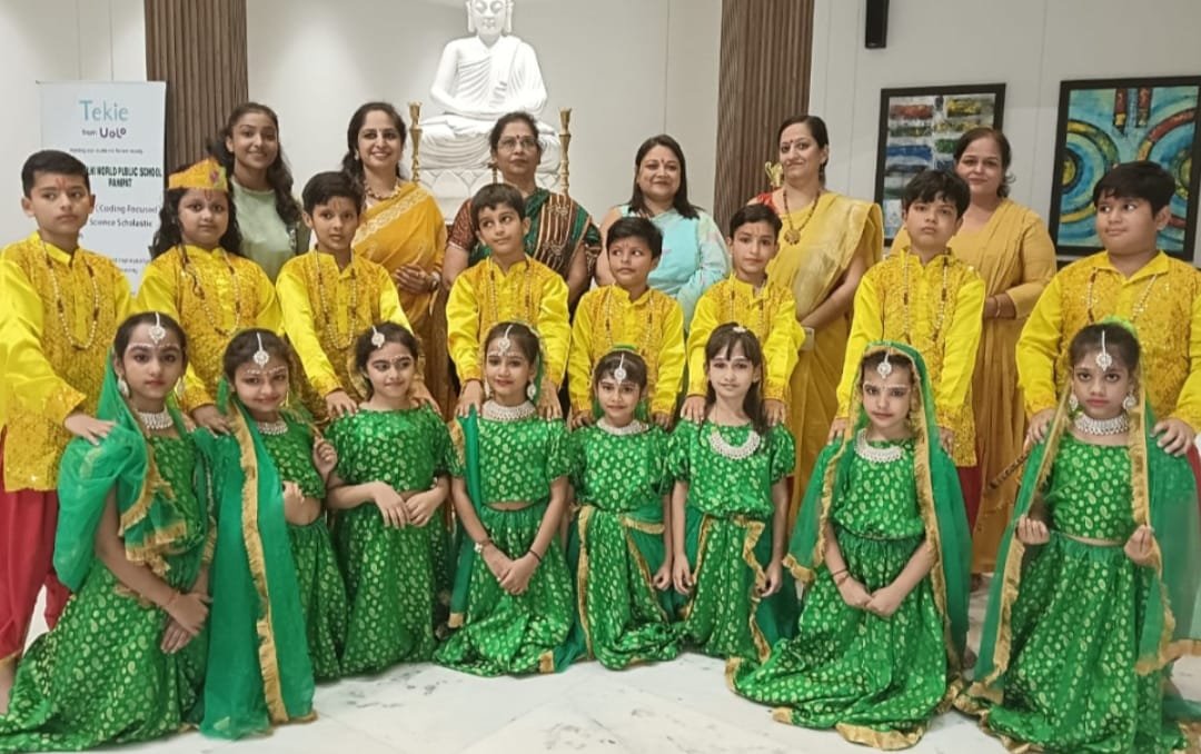 janmaashtamee parv par bachchon ne saanskrtik kaaryakramon se moha man