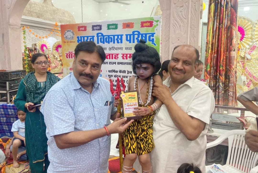 dhaarmik phainsee dres pratiyogita mein nanhen bachchon ne moha man