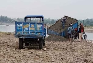 http://citytehelka.in/cm-flying-ne-aviadh-khanan-ki-pakdi-3-tractor-traliyan-6-lakh-ka-lgaya-jurmana/