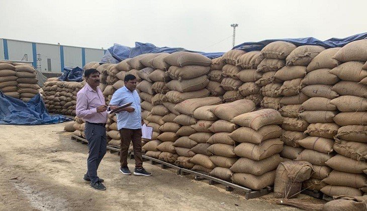 pharjee tareeke se dhaan ka gaban karane ke aarop mein 2 inspektar giraphtaar, pharjee portal se kiya karodon ka ghotaala