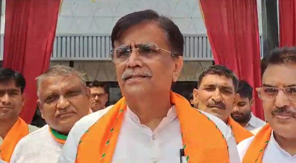 bhaajapa pradeshaadhyaksh ne kaangres par saadha nishaana