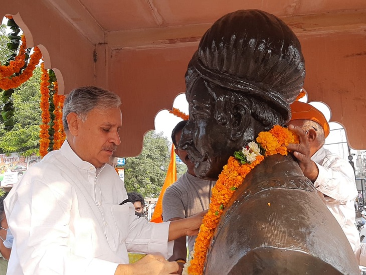 rav tularam ke shahedee divas par kendrey mantre rav inderjeet ne kie shradha suman arpit