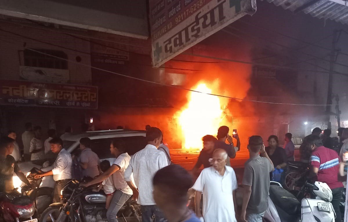 jooton ke shoroom mein lagee bheeshan aag, laakhon ka saamaan jalakar raakh