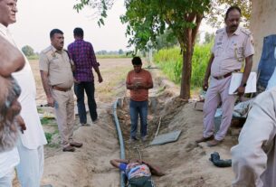 hisar ke gaavad ke kheton mein vyakti kee sandigdh paristhitayon mein maut