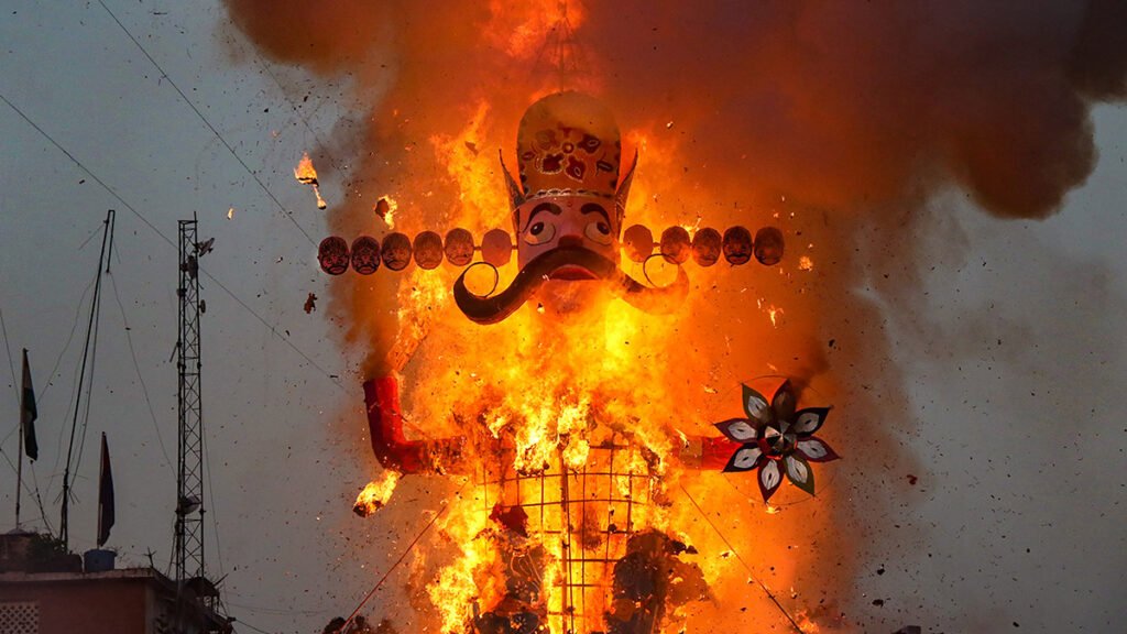 Vijayadasmi 2023 : दशहरा पर रावण दहन के लिए शुभ मुहूर्त, पूजा विधि और नीलकंठ दर्शन का महत्व 3 Raavan Dahan