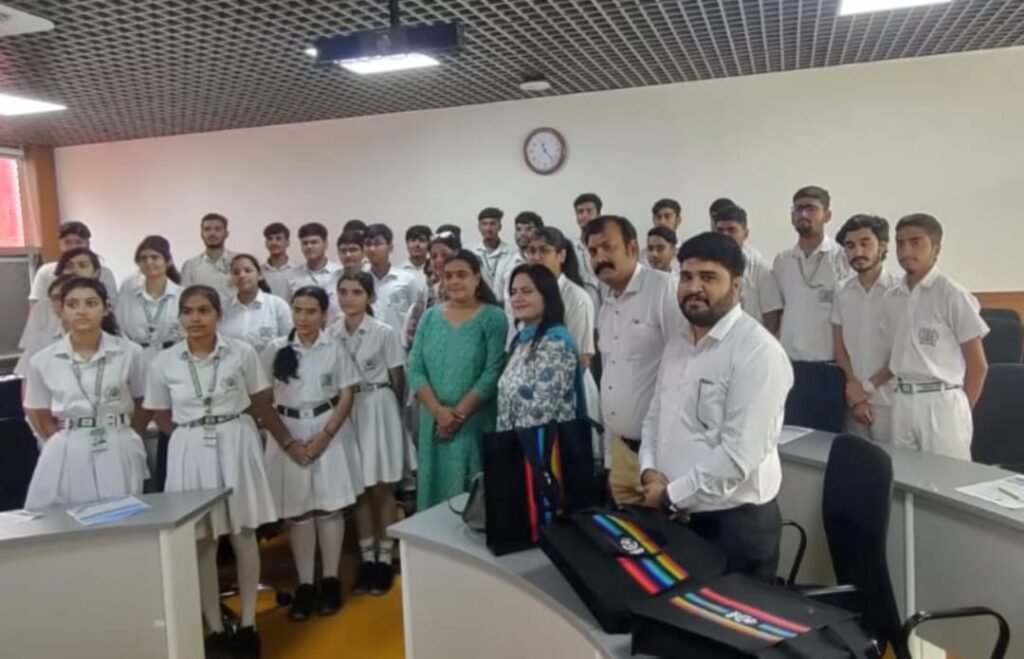 DWPS ने विद्यार्थियों को कराया शैक्षिक भ्रमण, करियर संबंधी दिए सुझाव 2 WhatsApp Image 2023 10 13 at 17.34.18 1