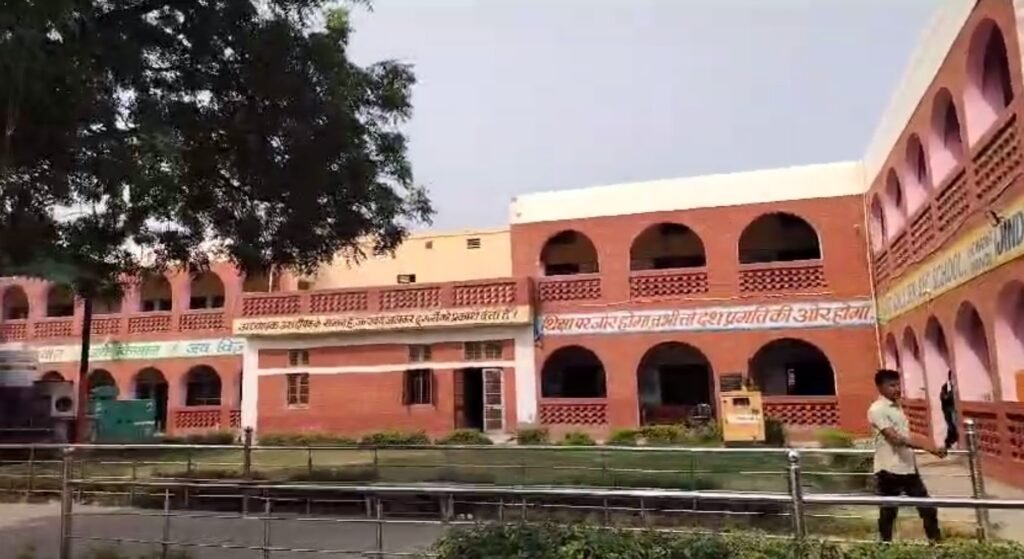Jind : शिक्षा के मंदिर में छात्राओं से अश्लील हरकतें : काले शीशे के पीछे Principal करता था छेड़छाड़, Girls को भेजती थी Teacher 4 छात्राएं 2