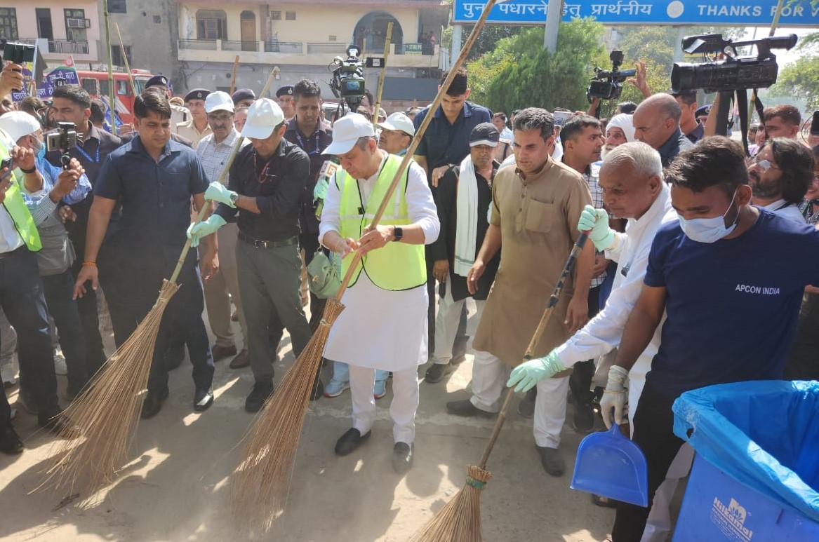 Cleanliness campaign at Gurugram station