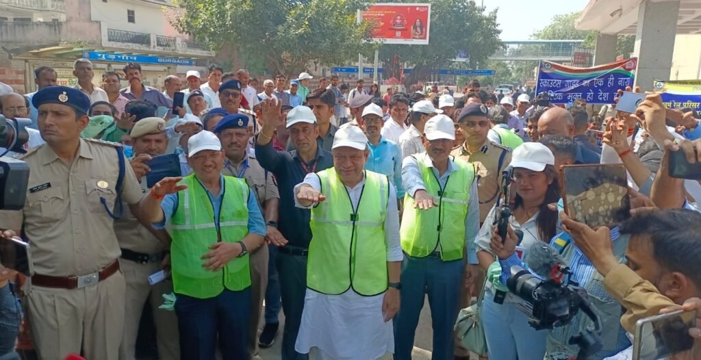 केंद्रीय रेल मंत्री ने स्वच्छता अभियान के तहत गुरुग्राम स्टेशन पर किया श्रमदान, नवीनीकरण डिजाइन का भी किया अवलोकन 4 रेल मंत्री