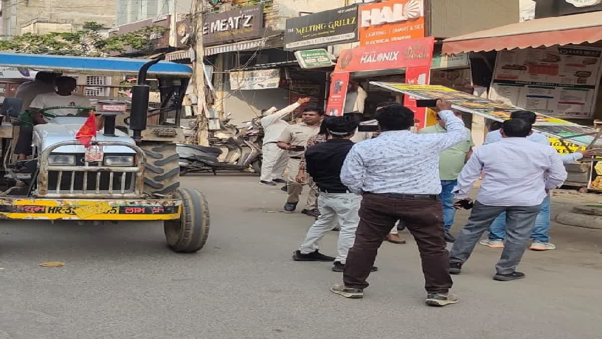 Faridabad में ट्रैफिक पुलिस ने हटवाया अतिक्रमण, एनआईटी 5 पर लगा जाम, सड़कों पर रेहड़ियों की भरमार 2 1200 675 19907889 thumbnail 16x9 faridabad