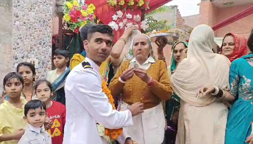 Sonipat : नौसेना में सब लेफ्टिनेंट बना सांदल कलां का अरुण, ग्रामीण और परिजनों ने पलकों पर बैठाया 4 Screenshot 1113