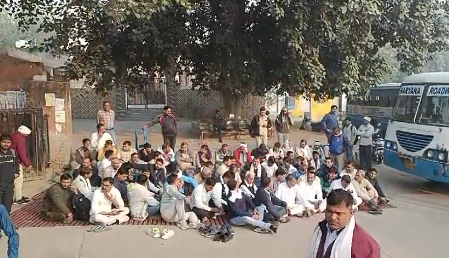 Roadways employees blocked the road in Haryana