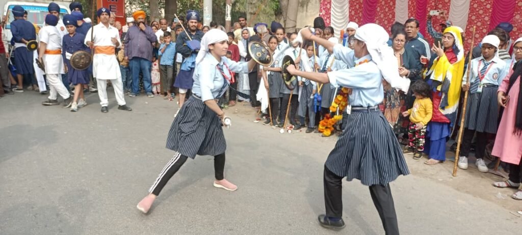 Sonipat : गुरु नानक देव के प्रकाश दिवस पर निकाला नगर कीर्तन, पंज प्यारों ने की अगुवाई 2 WhatsApp Image 2023 11 25 at 16.21.29 1dbb16d3