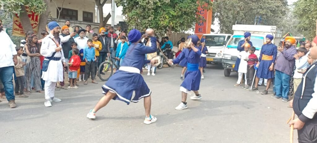 Sonipat : गुरु नानक देव के प्रकाश दिवस पर निकाला नगर कीर्तन, पंज प्यारों ने की अगुवाई 4 WhatsApp Image 2023 11 25 at 16.21.30 b94021d3