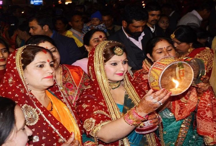 Karva Chauth 2023 : करवा चौथ पर बन रहा शुभ संयोग, जानिए कब होगा चांद का दीदार 2 करवाचौथ 1