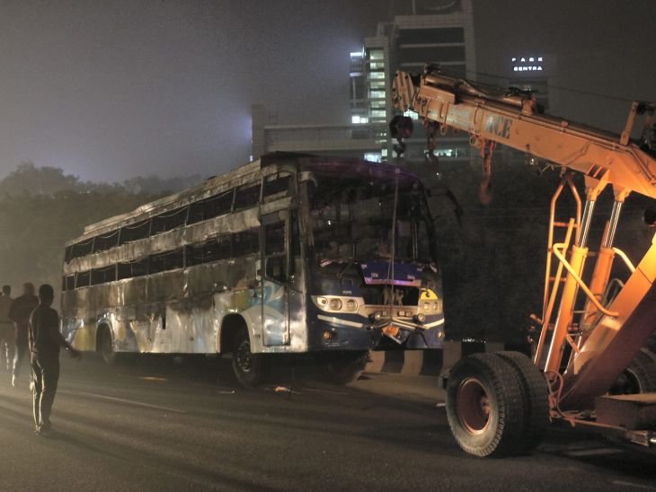 Gurugram में दर्दनाक हादसा : चलती Sleeper Bus में आग लगने से दो की मौत, 12 यात्री 30 से 50 प्रतिशत झुलसे 4 बस 2