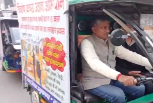 Mayor of Yamunanagar riding on e-rickshaw