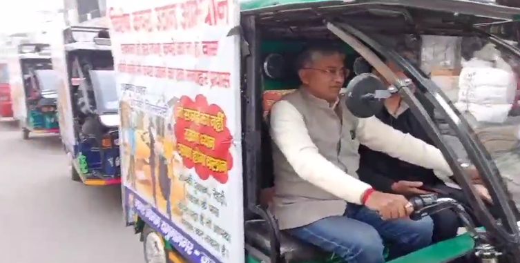 Mayor of Yamunanagar riding on e-rickshaw