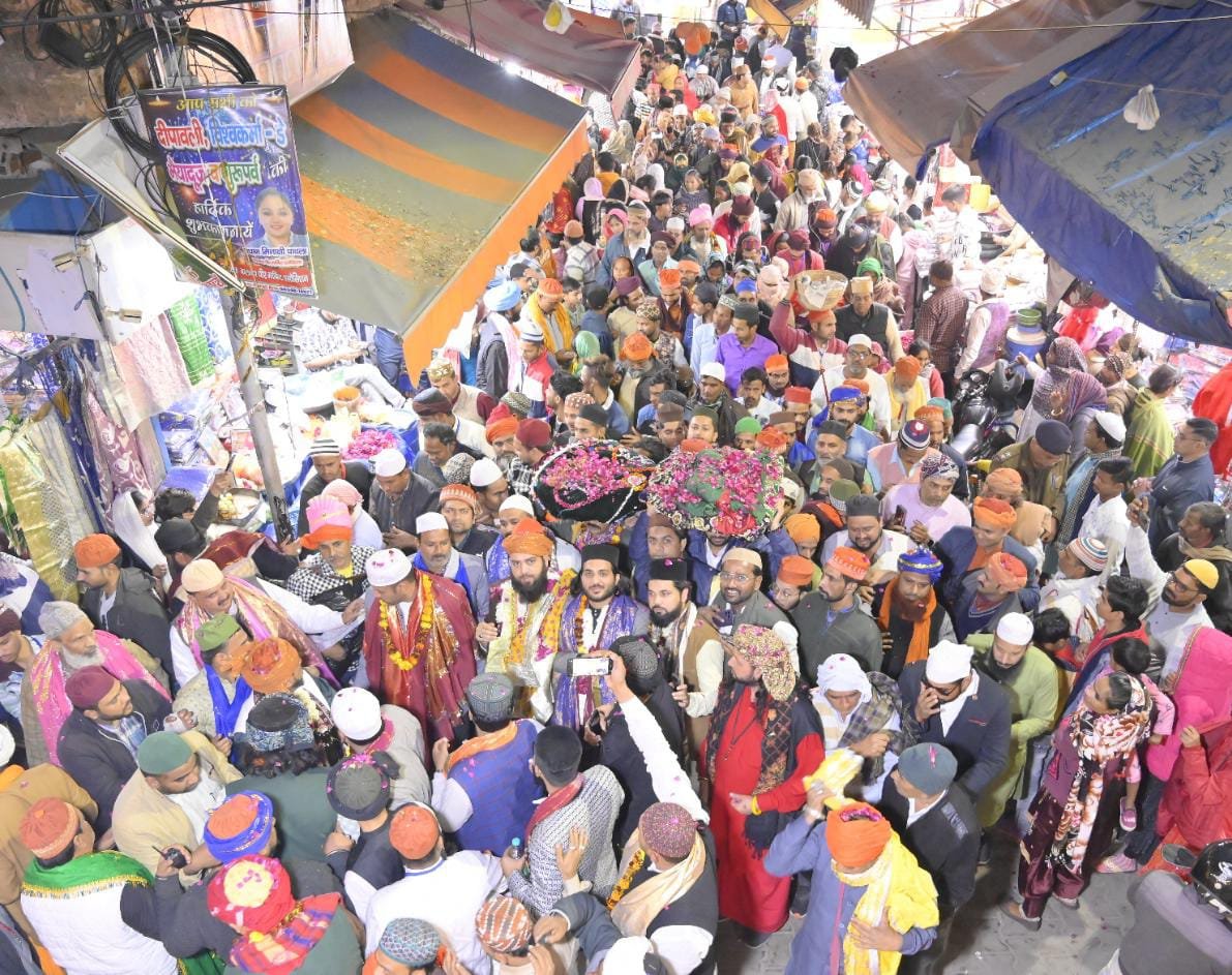 Chadar Mubarak procession along with religious leaders reached Dargah Shah Vilayat