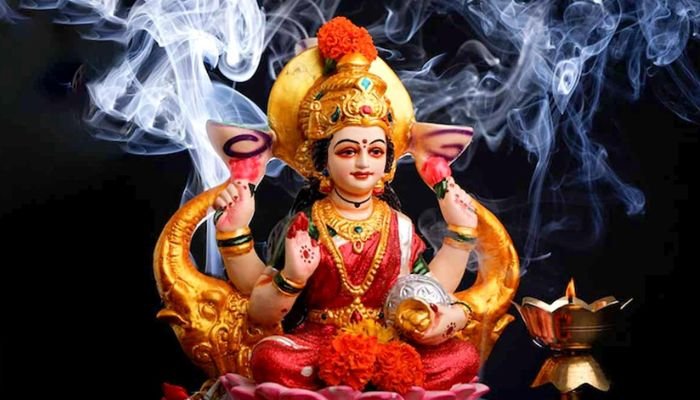 Friday Fast : शुक्रवार के दिन इस देवी का रखा जाता है व्रत, घर की दरिद्रता को मिटाने के लिए इस दिन करें ये उपाय 9 Untitled design 3 1