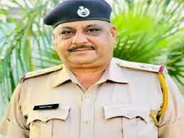 Karnal अज्ञात वाहन की टक्कर से ASI की मौत का मामला, राजकीय सम्मान के साथ हुआ अंतिम संस्कार, Australia से पहुंचा बेटा 2 download 36