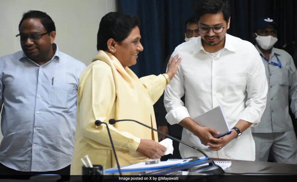 BSP प्रमुख Mayawati ने भतीजे Akash Anand को बनाया उत्तराधिकारी, अब पर्दे के पीछे नहीं सामने से करेंगे राजनीतिक पिच पर बैटिंग 4 माया