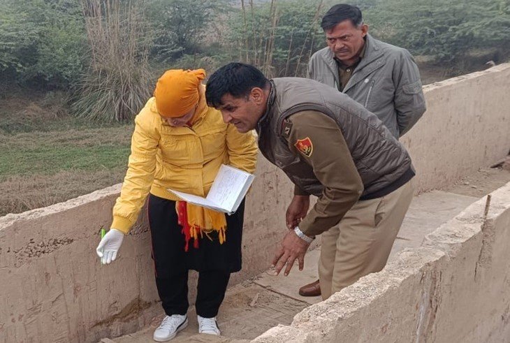 Rohtak में महिला की दुष्कर्म के बाद हत्या, नाले में पड़ा मिला अर्धनग्न शव, चाकू से काटी गर्दन, गले पर मिले निशान 4 शव 1.