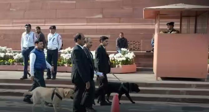 Parliament Intrusion Case : 8 सुरक्षा कर्मी सस्पेंड, जांच समिति गठित, पीएम मोदी ने केंद्रीय मंत्रीमंडल के साथ की बैठक, पांच आरोपियों से पूछताछ और छठे की तलाश जारी 7 संसद 2