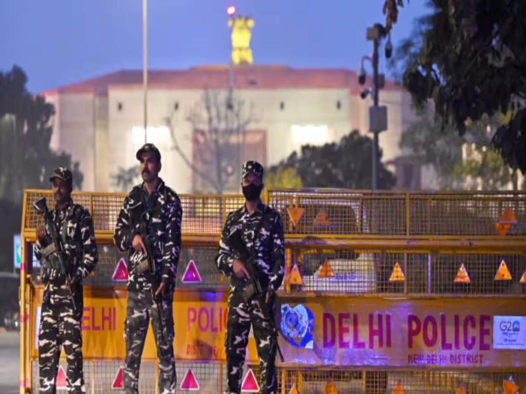 Parliament Intrusion Case : 8 सुरक्षा कर्मी सस्पेंड, जांच समिति गठित, पीएम मोदी ने केंद्रीय मंत्रीमंडल के साथ की बैठक, पांच आरोपियों से पूछताछ और छठे की तलाश जारी 4 संसद 4