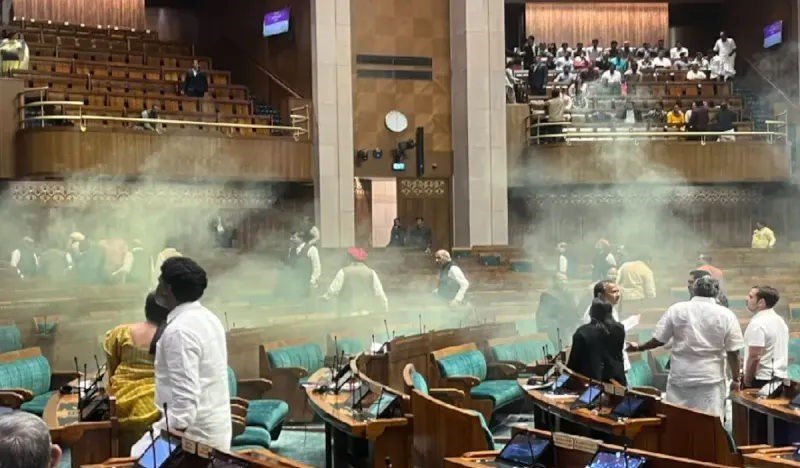 Parliament Intrusion Case : 8 सुरक्षा कर्मी सस्पेंड, जांच समिति गठित, पीएम मोदी ने केंद्रीय मंत्रीमंडल के साथ की बैठक, पांच आरोपियों से पूछताछ और छठे की तलाश जारी 6 संसद 5