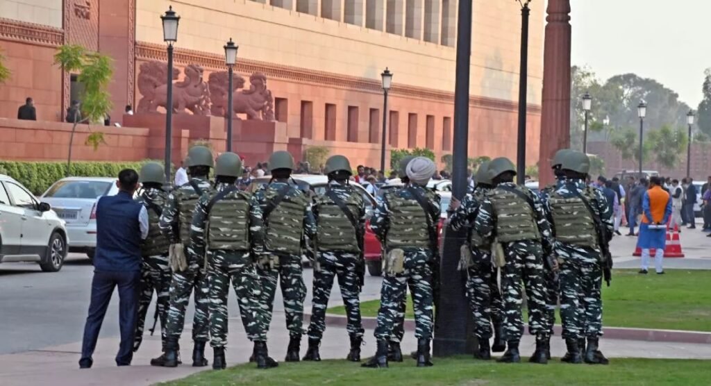 Parliament Intrusion Case : 8 सुरक्षा कर्मी सस्पेंड, जांच समिति गठित, पीएम मोदी ने केंद्रीय मंत्रीमंडल के साथ की बैठक, पांच आरोपियों से पूछताछ और छठे की तलाश जारी 9 संसद 6