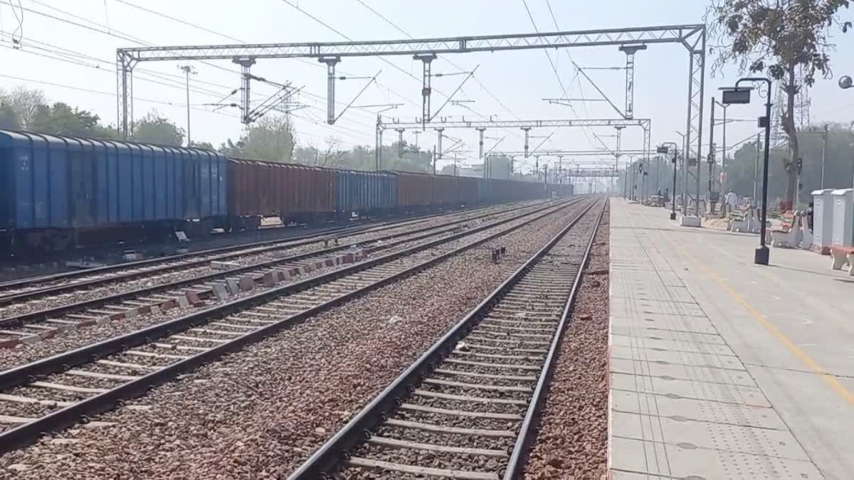 Dead body of boy and girl found at Yamunanagar railway station