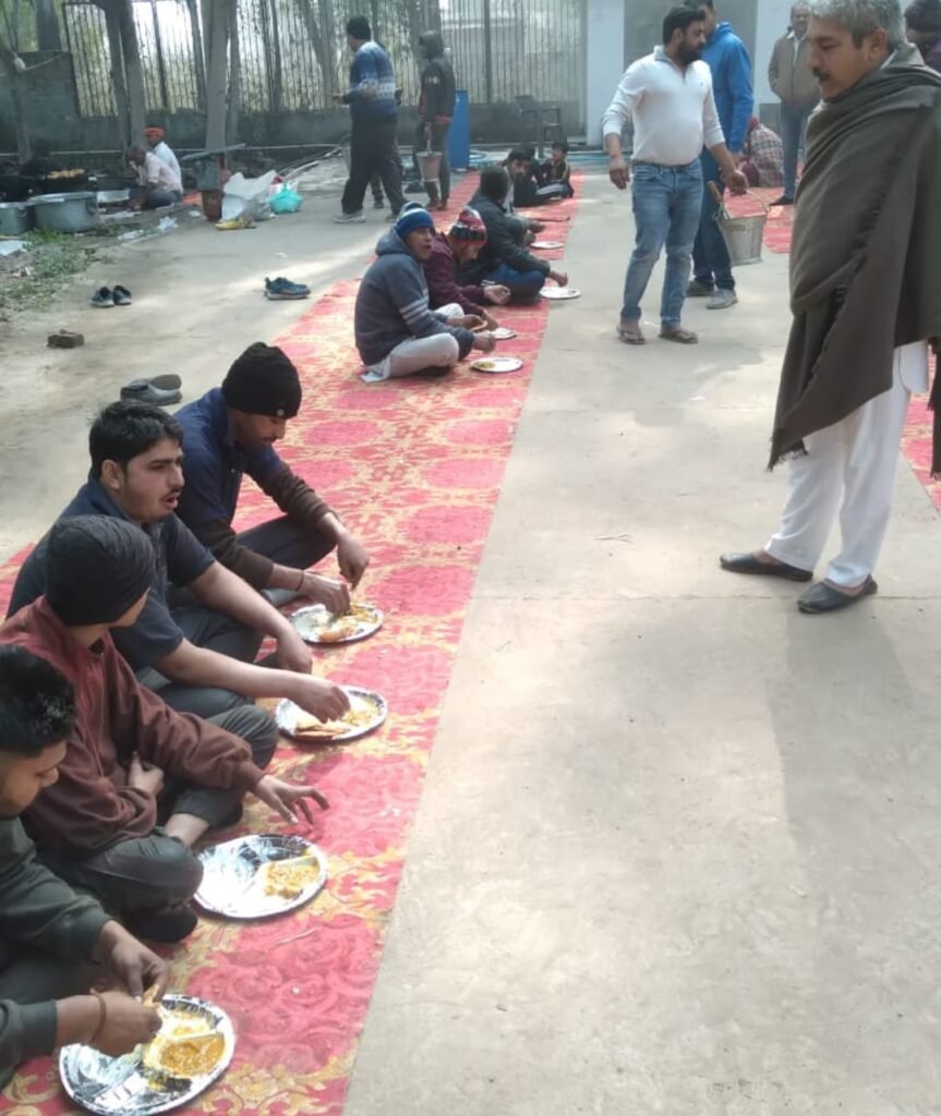 Panipat : पूर्णमासी के उपलक्ष्य में हवन-यज्ञ कर लगाया अटूट लंगर, गुरुद्वारा प्रधान Jagtar Singh Billa ने डाली आहुति 2 ee9299fa 04c0 44a3 b894 dba41ba03d50