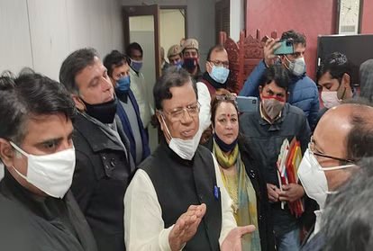 Haryana में मंत्री का PA उपहार लेने के आरोप में नौकरी से Out, उपहार देने वाला Gurugram का सहायक अभियंता भी निलंबित, Dr. Kamal Gupta का कड़ा संज्ञान 4 कमल गुप्ता