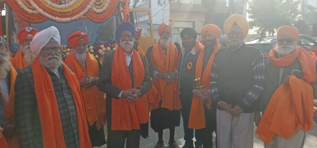 Sonipat : Guru Gobind Singh के प्रकाश पर्व पर निकाला नगर कीर्तन, श्रद्धालुओं ने पुष्प वर्षा से किया स्वागत, गतका पार्टी ने दिखाए हैरतअंगेज करतब 4 नगर कीर्तन 1