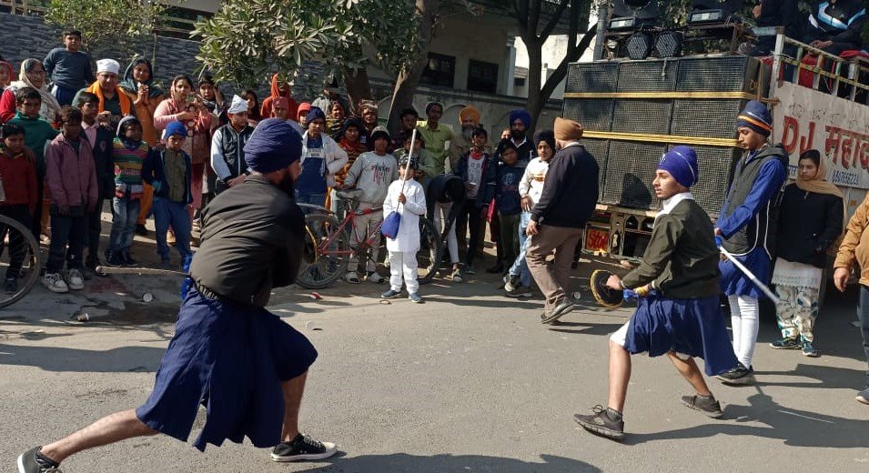 Sonipat : Guru Gobind Singh के प्रकाश पर्व पर निकाला नगर कीर्तन, श्रद्धालुओं ने पुष्प वर्षा से किया स्वागत, गतका पार्टी ने दिखाए हैरतअंगेज करतब 2 नगर कीर्तन 2