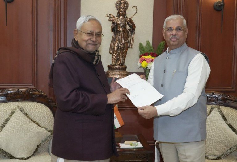 Bihar में फिर NDA की सरकार, Nitish Kumar ने 128 विधायकों के समर्थन की चिट्ठी राज्यपाल को सौंपी, समारोह में CM के साथ 8 और मंत्री लेंगे शपथ 7 नीतीश इस्तीफा 2