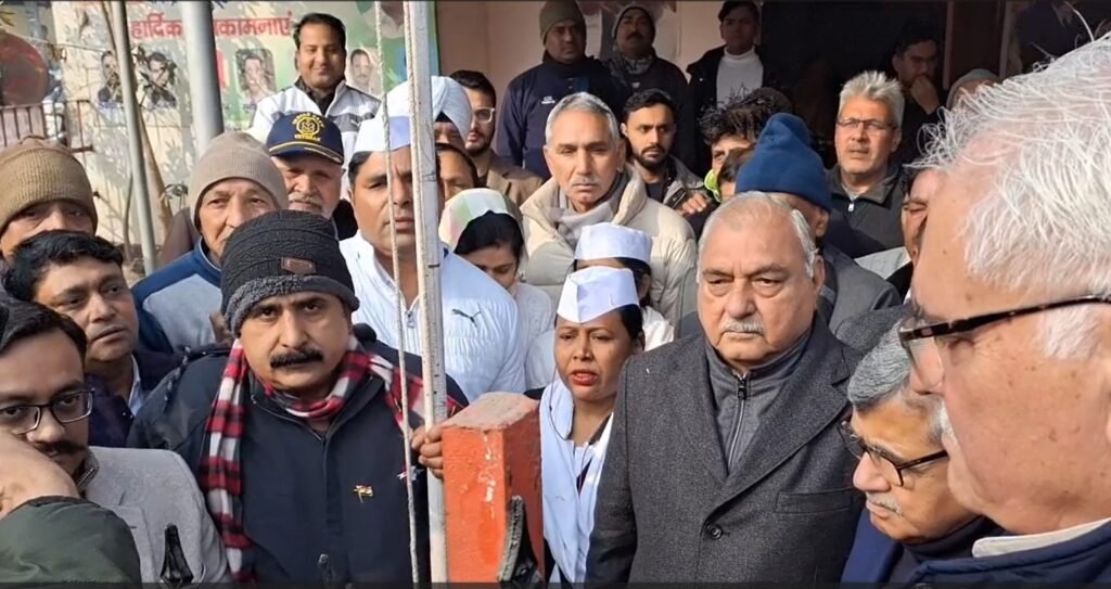Rohtak : पूर्व सीएम Bhupendra Hooda ने कांग्रेस भवन में किया ध्वजारोहण, Rahul Gandhi पर कार्रवाई को बताया निंदनीय, EVM को लेकर भी दिया बयान 2 रोहतक