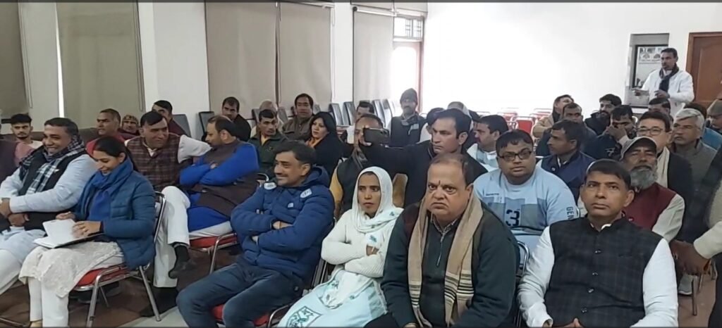 BJP का चुनावी एक्शन : राज्यसभा सांसद Krishnalal Panwar बोलें Congress की आपसी लड़ाई ही इन्हें ले डूबेगी, Rohtak में चलो गांव की ओर कार्यक्रम शुरू 2 रोहतक 2