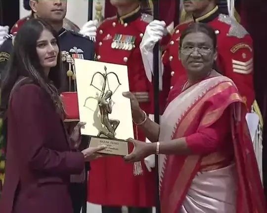 President Draupadi Murmu ने शटलर सात्विक और चिराग शेट्टी को दिया सबसे बड़ा खेल पुरस्कार, तेज गेंदबाज मोहम्मद शम्मी को अर्जुन और 5 गुरुओं का द्रोणाचार्य अवॉर्ड से सम्मान 4 सम्मान 1